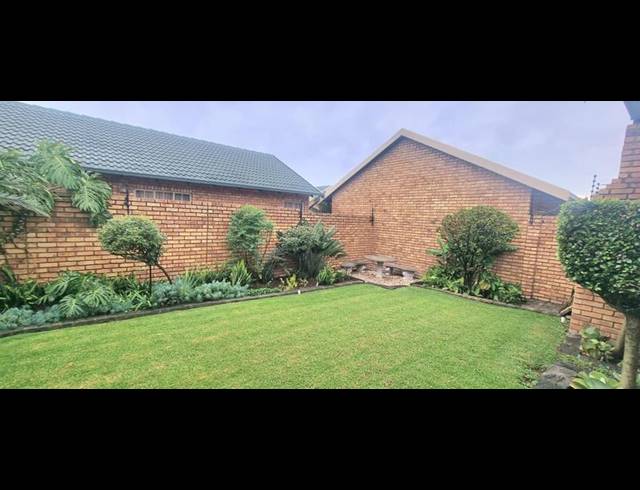 3 BEDROOM TOWNHOUSE FOR SALE IN AMBERFIELD